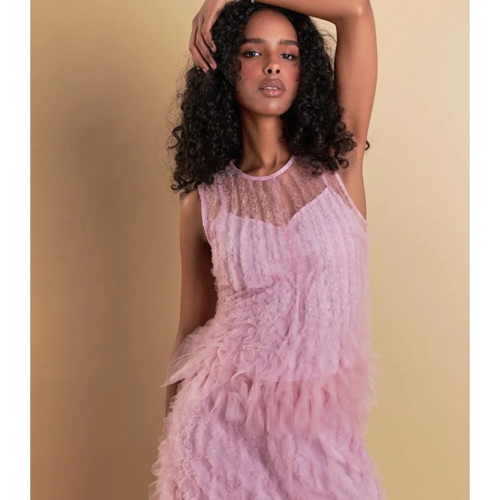 Endless Rose Mulburry top
Elegant Pink Ruffled Dress